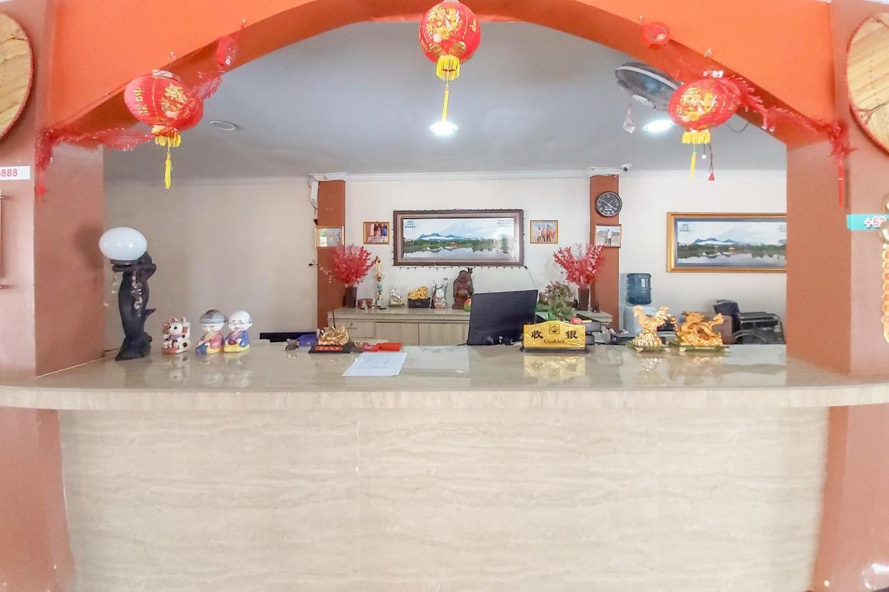 Oyo 3196 Hotel Taman Cinta Сінкаванг Екстер'єр фото