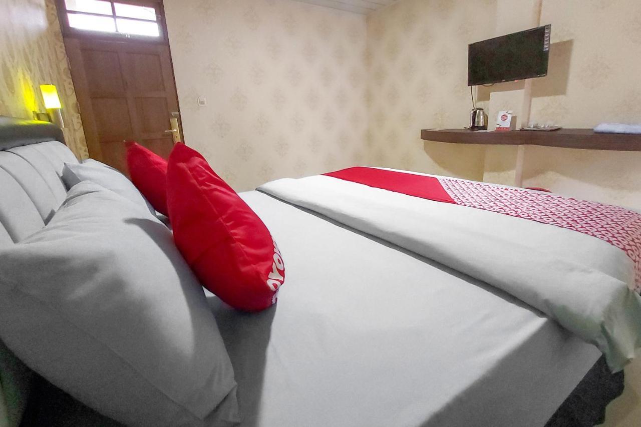 Oyo 3196 Hotel Taman Cinta Сінкаванг Екстер'єр фото