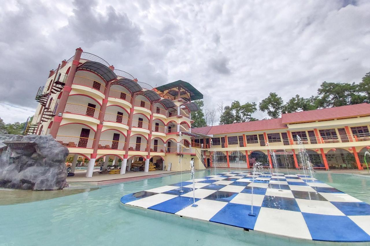 Oyo 3196 Hotel Taman Cinta Сінкаванг Екстер'єр фото