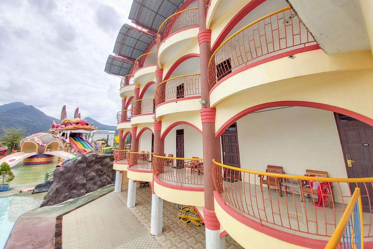 Oyo 3196 Hotel Taman Cinta Сінкаванг Екстер'єр фото