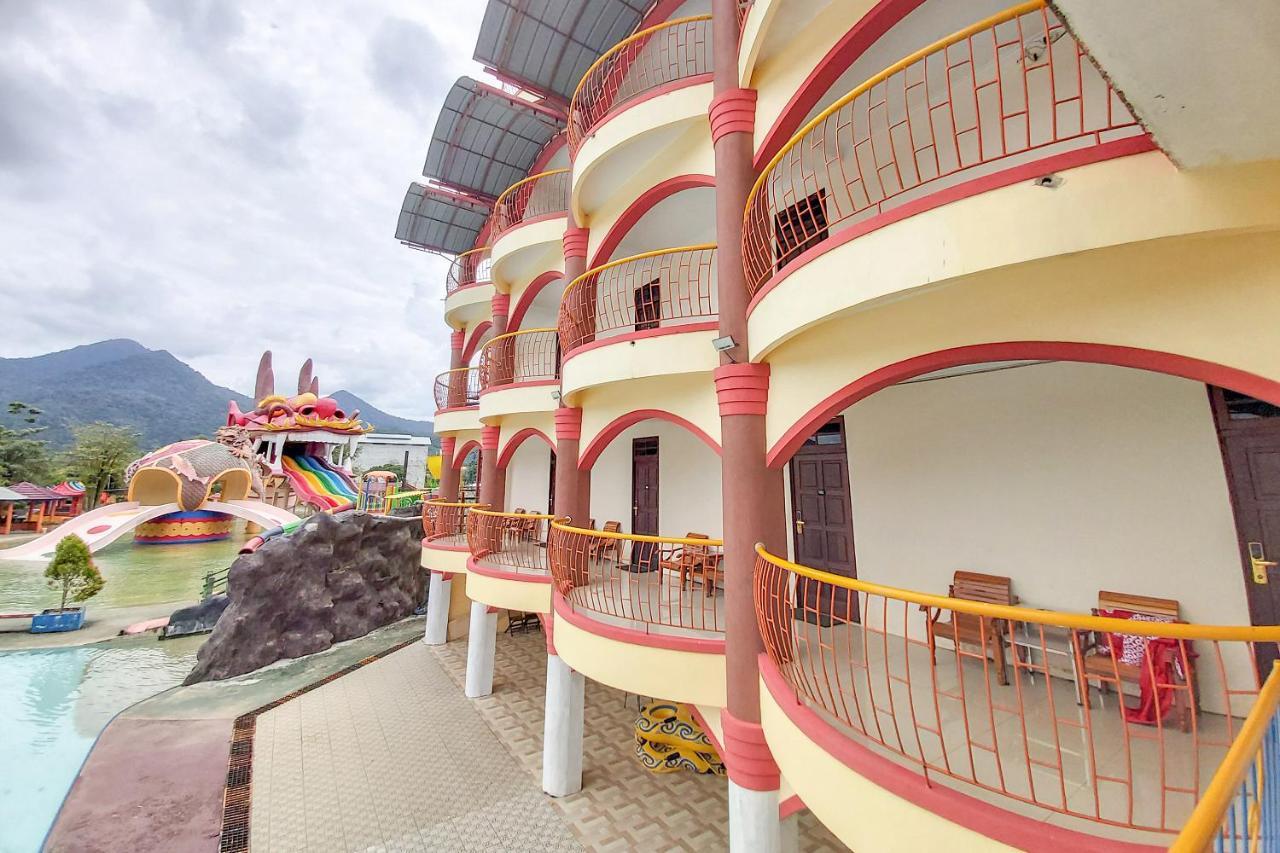 Oyo 3196 Hotel Taman Cinta Сінкаванг Екстер'єр фото